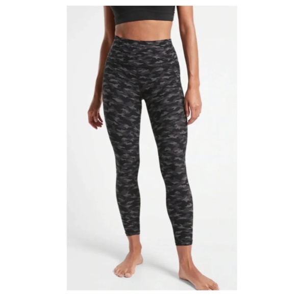 Athleta Pants - ATHLETA Salutation Stash Pocket Printed 7/8 Tights Leggings Size Medium